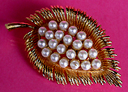 a beautiful vintage costume jewelry Brooch unsigned