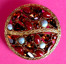 a beautiful vintage costume jewelry Brooch unsigned