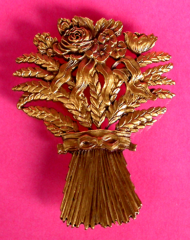 a beautiful vintage costume jewelry brooch unsigned