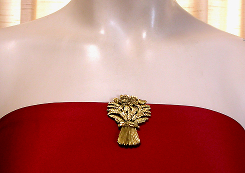 a beautiful vintage costume jewelry brooch unsigned