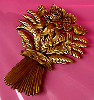 a beautiful vintage costume jewelry Brooch unsigned