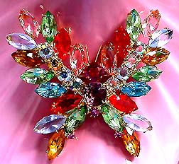 a beautiful vintage costume jewelry Brooch unsigned