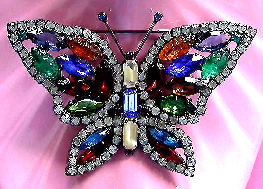 a beautiful vintage costume jewelry brooch unsigned