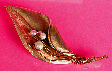 a beautiful vintage costume jewelry brooch unsigned