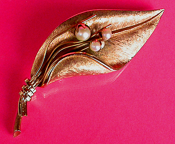 a beautiful vintage costume jewelry brooch unsigned