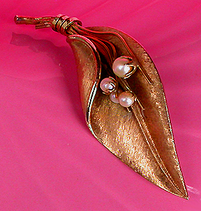 a beautiful vintage costume jewelry brooch unsigned