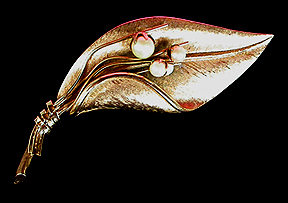 a beautiful vintage costume jewelry brooch unsigned