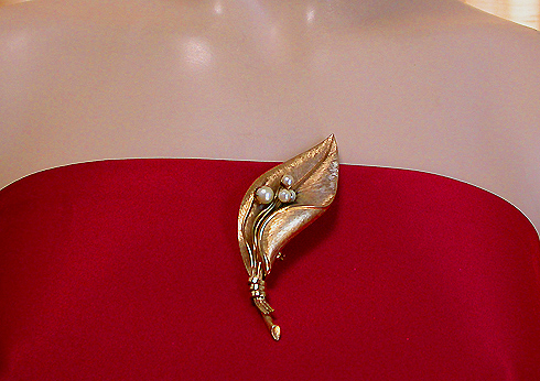 a beautiful vintage costume jewelry brooch unsigned