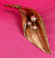 a beautiful vintage costume jewelry Brooch unsigned