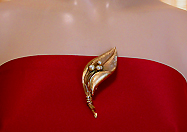 a beautiful vintage costume jewelry Brooch unsigned