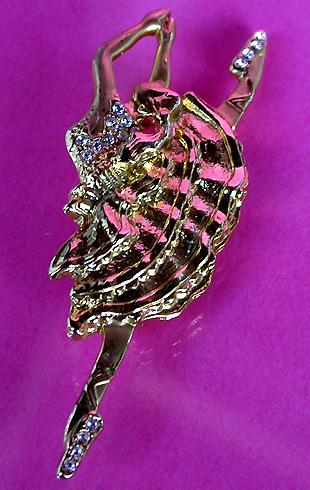a beautiful vintage costume jewelry brooch unsigned