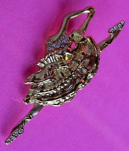 a beautiful vintage costume jewelry brooch unsigned