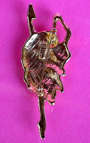 a beautiful vintage costume jewelry brooch unsigned