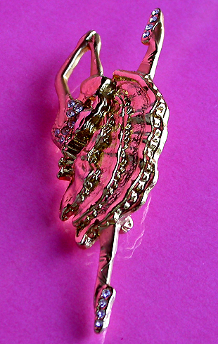 a beautiful vintage costume jewelry brooch unsigned