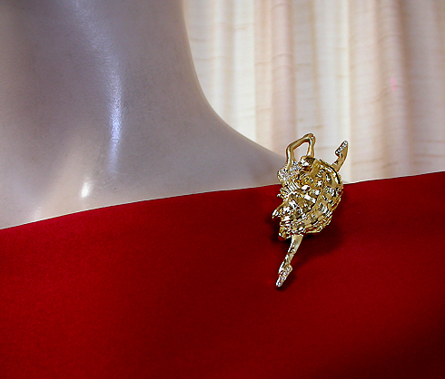 a beautiful vintage costume jewelry brooch unsigned