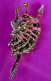a beautiful vintage costume jewelry Brooch unsigned
