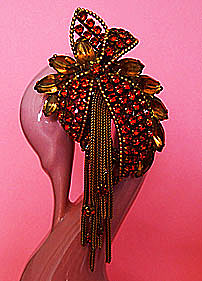 a beautiful vintage costume jewelry Brooch unsigned