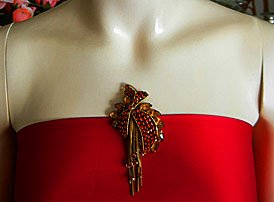 a beautiful vintage costume jewelry Brooch unsigned