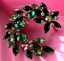 a beautiful vintage costume jewelry Brooch unsigned