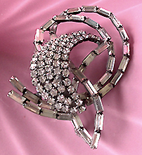 a beautiful vintage costume jewelry Brooch unsigned