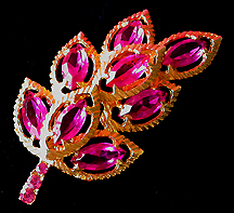 a beautiful vintage costume jewelry Brooch unsigned