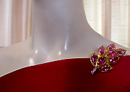 a beautiful vintage costume jewelry Brooch unsigned
