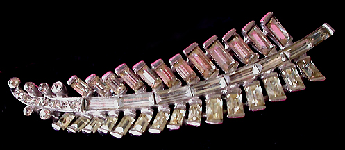 a beautiful vintage costume jewelry brooch unsigned