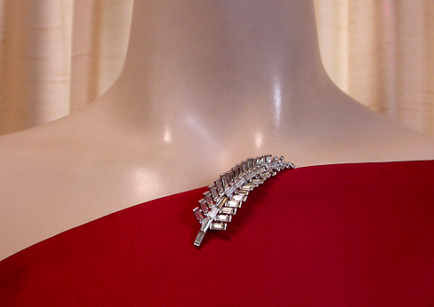 a beautiful vintage costume jewelry brooch unsigned