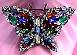 a beautiful vintage costume jewelry Brooch unsigned