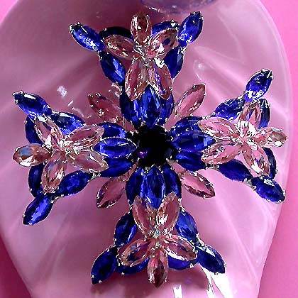 a beautiful vintage costume jewelry brooch unsigned