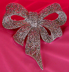 a beautiful vintage costume jewelry Brooch unsigned