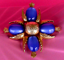 a beautiful vintage costume jewelry Brooch unsigned