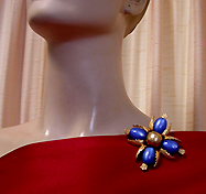 a beautiful vintage costume jewelry Brooch unsigned