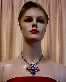 a beautiful vintage costume jewelry Brooch unsigned