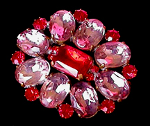 a beautiful vintage costume jewelry Brooch unsigned