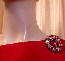 a beautiful vintage costume jewelry Brooch unsigned