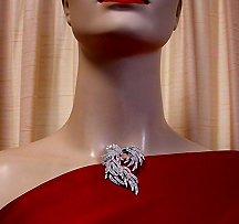 a beautiful vintage costume jewelry Brooch unsigned