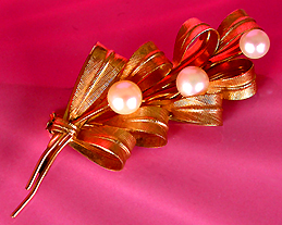 a beautiful vintage costume jewelry Brooch unsigned