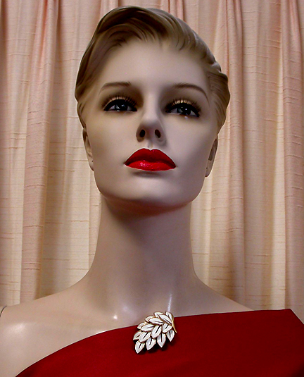 a beautiful vintage costume jewelry brooch unsigned