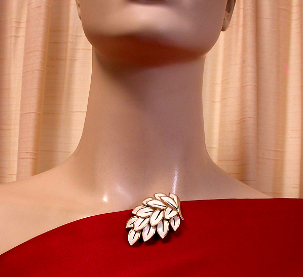 a beautiful vintage costume jewelry brooch unsigned