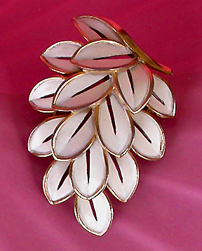 a beautiful vintage costume jewelry brooch unsigned