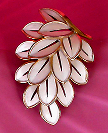 a beautiful vintage costume jewelry Brooch unsigned