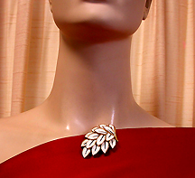 a beautiful vintage costume jewelry Brooch unsigned
