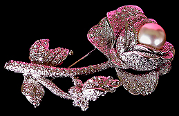 a beautiful vintage costume jewelry Brooch unsigned