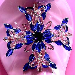 a beautiful vintage costume jewelry Brooch unsigned
