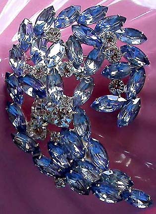 a beautiful vintage costume jewelry brooch unsigned