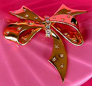 a beautiful vintage costume jewelry Brooch unsigned