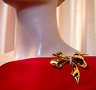 a beautiful vintage costume jewelry Brooch unsigned