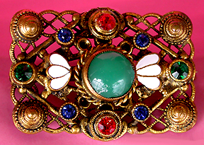 a beautiful vintage costume jewelry Brooch unsigned