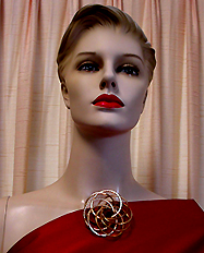 a beautiful vintage costume jewelry Brooch unsigned